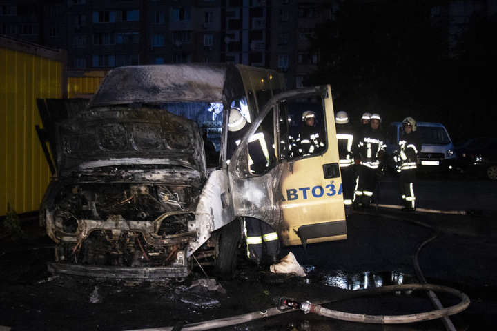 Вночі у Києві згоріли два автомобілі (фото, відео) 