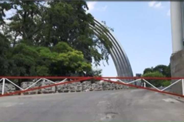 Перед «мостом Кличка» встановили шлагбауми (фото)
