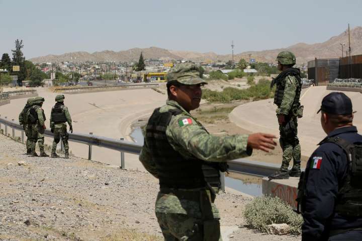 Мексика відправила до кордону зі США 15 тисяч військових 