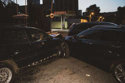 У Києві жінка на Opel протаранила три припарковані автомобілі (фото, відео)