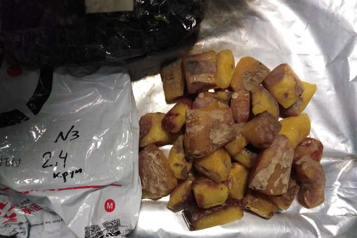 У «Борисполі» у китайця виявили 30 кг контрабандного бурштину (фото)