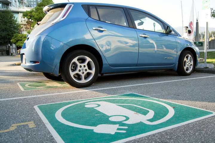 Паркувальні майданчики з 1 липня облаштовуватимуть зарядками для електромобілів, - Кабмін