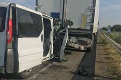На Одеській трасі мікроавтобус влетів у вантажівку