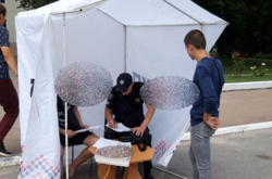 У Білій Церкві в агітаційному наметі однієї з політичних партій місцевим жителям пропонували назвати свої персональні дані