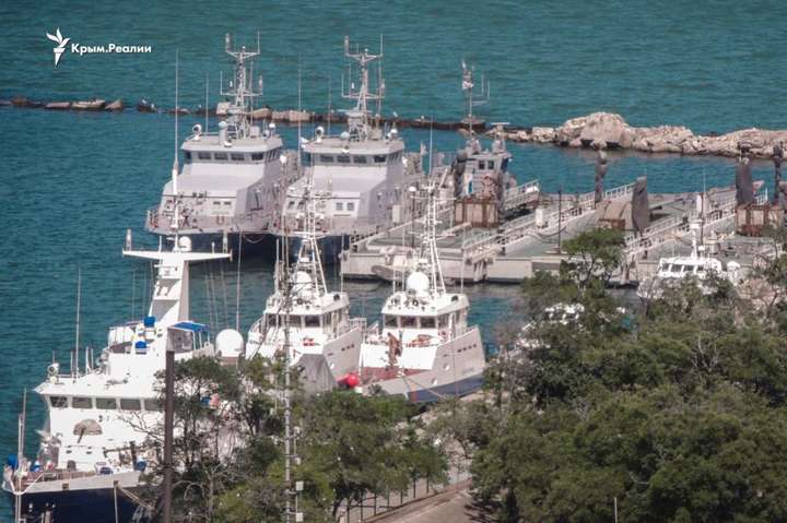 Захоплені українські кораблі зникли з порту окупованої Керчі