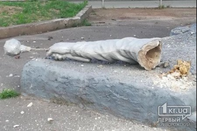 От памятника Богдана Хмельницкому в Кривом Роге отпала рука с булавой (фото)