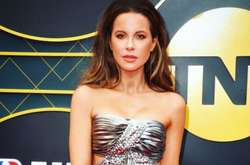 Как греческая богиня: Кейт Бекинсейл на церемонии вручения наград НБА