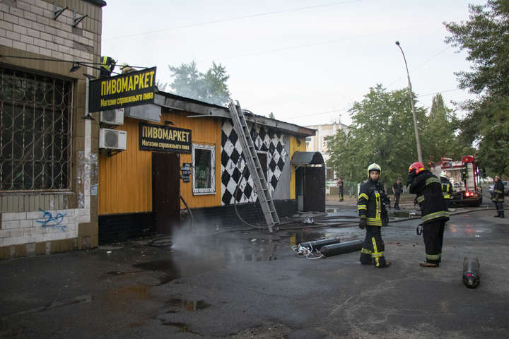 На Троєщині згорів пивний магазин (фото, відео)