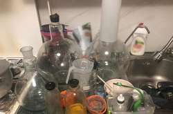 У помешканні киянина виявили скляні колби, пляшки з прекурсорами, шприци, ваги, мірні стакани та саморобний пристрій для куріння