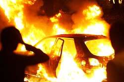 У дворі будинку в Києві згорів BMW