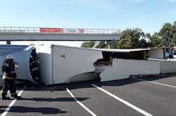  Renault перевернувся й зупинився на двох смугах руху одночасно 