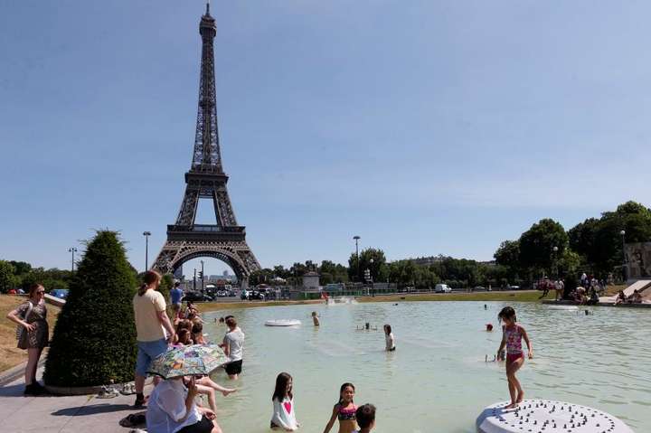 Франція почала закривати школи через спеку