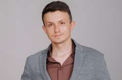 Пекар написав, що володіє п'ятьма мовами, але не уточнив, якими саме