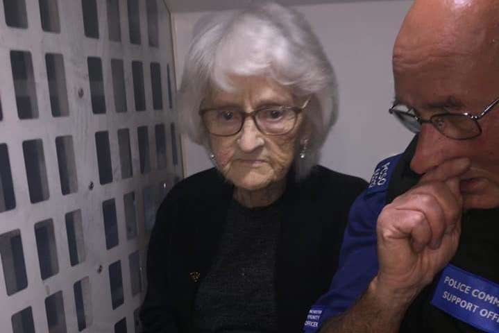93-летняя британка попросила полицию выполнить «предсмертное желание» - арестовать ее