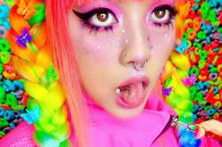 Яркая одежда помогла девушке побороть депрессию и найти свое место в жизни