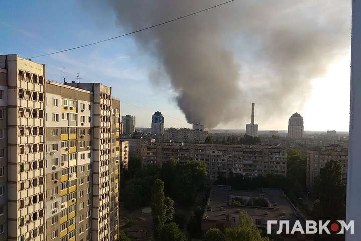 Біля «Ашану» у Києві сталася масштабна пожежа (фото, відео)