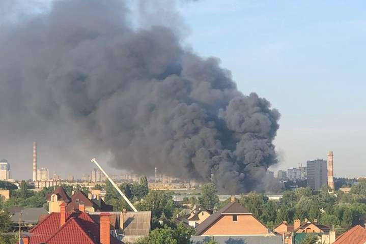 Масштабна пожежа у Києві: загорілися склади із секонд-хендом (відео)