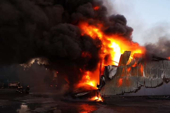 Масштабна пожежа на складах під Києвом: з'явилося відео з висоту пташиного польоту