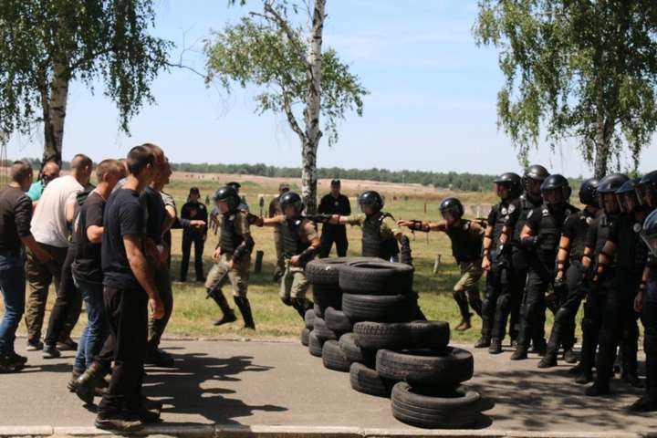 Поліція Київщини на військовому полігоні готується до виборів (фото)