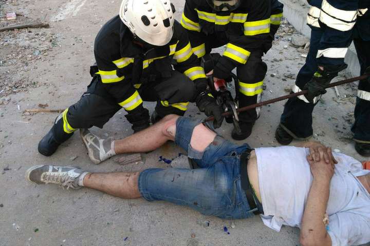 На паркінгу в Києві чоловік проткнув ногу металевим прутом (фото)