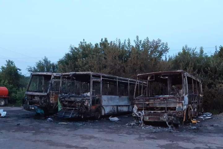 Під Києвом невідомий спалив три автобуси (фото)