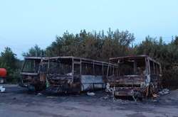 Під Києвом невідомий спалив три автобуси (фото)