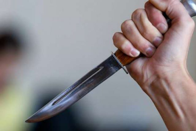 На Троєщині п’яний чоловік вдарив ножем у спину свою співмешканку
