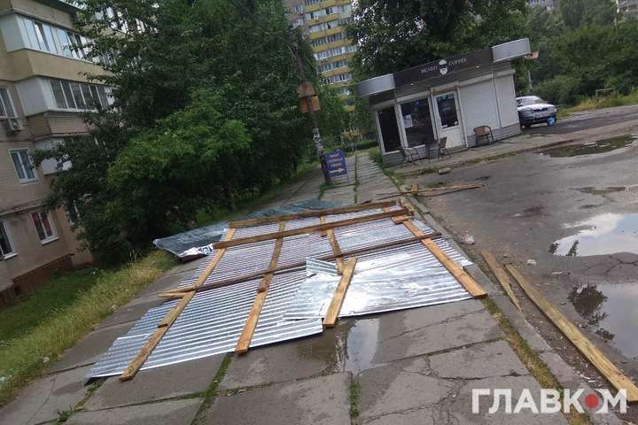 Наслідки негоди в Києві: до рятувальників надійшло 42 виклики (фото)