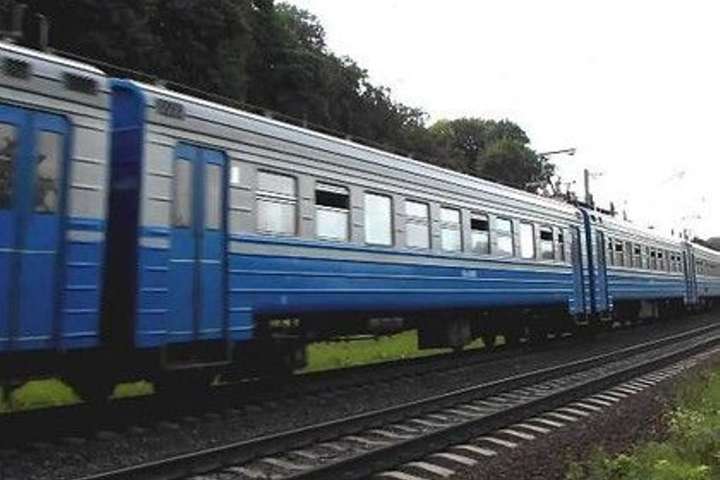 На залізниці під Києвом через негоду стався збій: електрички затримуються