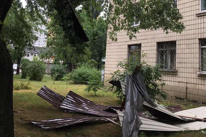Негода у Києві: вітром зірвало дах психлікарні (фото)