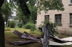 На вул. Миропільській, 8 сильним вітром зірвало 100 метрів даху міської клінічної психоневрологічної лікарні
