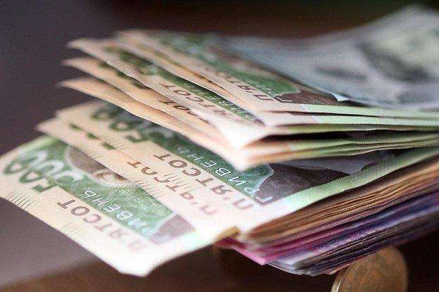 Середня зарплата українців у травні зменшилася