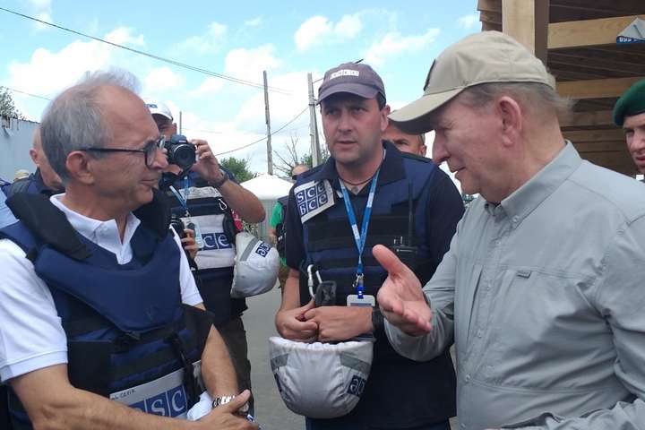Кучма відвідав Станицю Луганську, де відбувається розведення військ