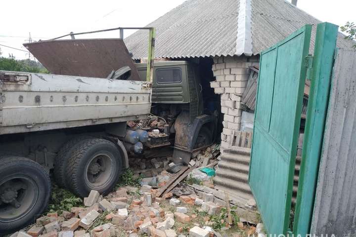 На Харківщині водій вантажівки в'їхав у житловий будинок