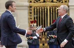  Еммануель Макрон і Володимир Путін 