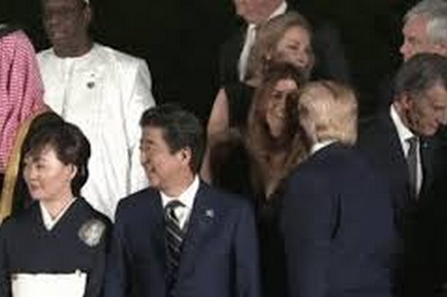Трамп на саміті G20 розцілував першу леді Аргентини