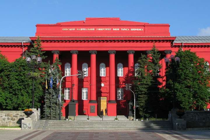 Викладач університету Шевченка продемонстрував вилучену на іспиті двометрову шпаргалку