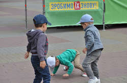 Діти танцюють біля сцени з рекламою партії «Слуга народу» у Хмельницькому
