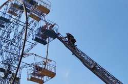 У Хмельницькій області на колесі огляду застрягли семеро людей