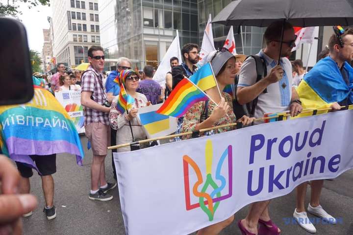 На всесвітній гей-прайд в Нью-Йорку вперше вийшла українська колона 