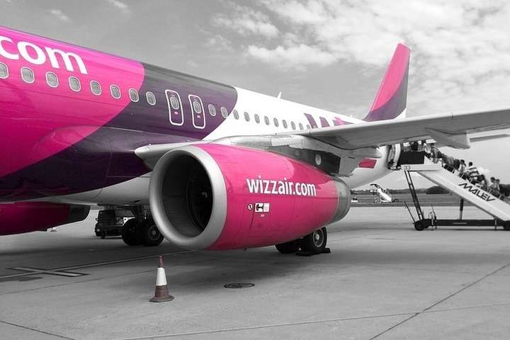 Літак Wizz Аir, що летів з Києва у Дортмунд, аварійно сів у Польщі