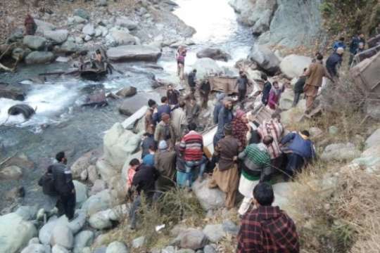 В Індії пасажирський автобус впав в ущелину, загинуло 32 людей 