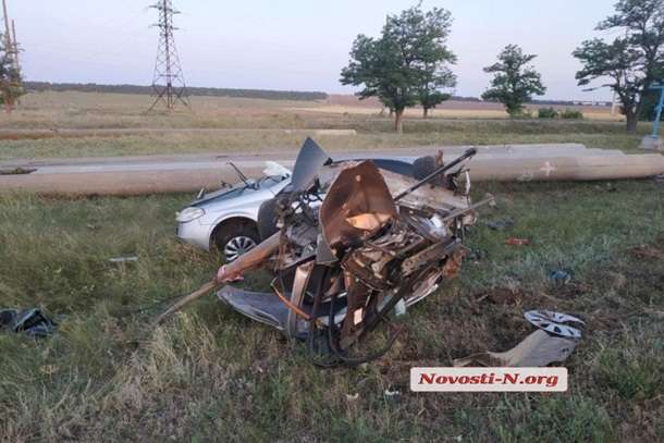 Нічна ДТП на Миколаївщині: авто розірвало навпіл, двоє загиблих