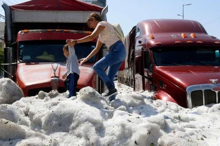 Один из городов Мексики среди лета оказался под слоем снега толщиной 1,5 м (фото, видео) 