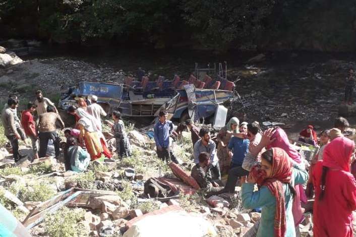 В Индии автобус упал в ущелье - 35 погибших