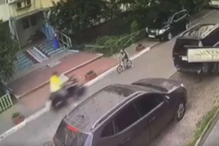 У Києві судитимуть чоловіка, який на мотоциклі збив дитину у дворі будинку (відео)
