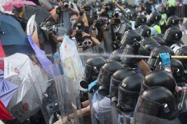 Протести у Гонконзі: мітингувальники намагаються прорватися до парламенту
