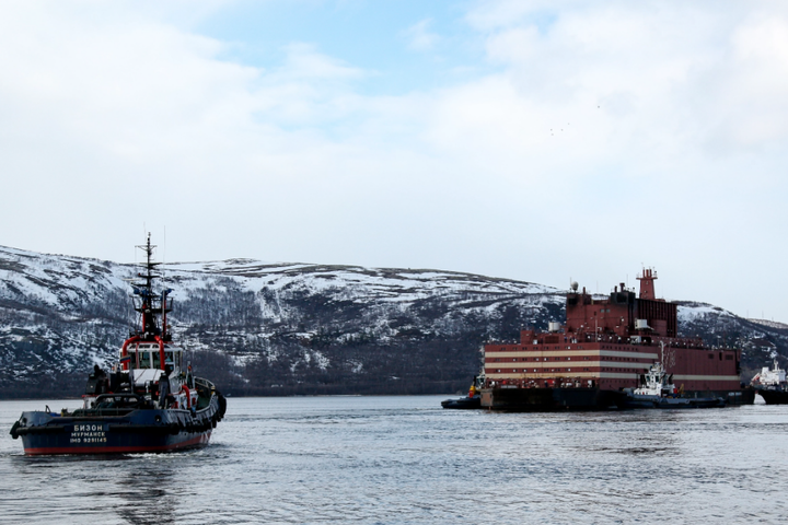 ЗМІ: Росія хоче відбуксирувати свій «плавучий Чорнобиль» в Арктику