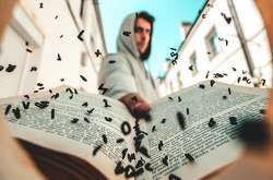 Фотограф поднимает воду в воздух и заставляет буквы летать