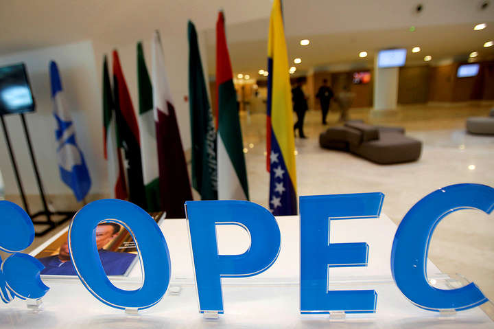 Країни ОПЕК погодили продовження угоди зі скорочення видобутку нафти